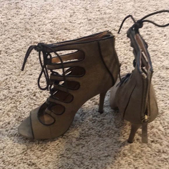 Tan heels - Picture 2 of 3